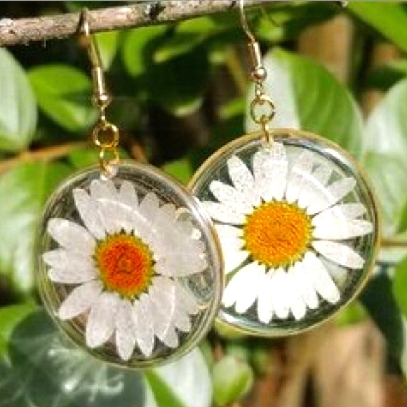 Gold Hoop pressed Flower Earrings Dangle Boho Daisy resin 💖2/$30 - Picture 1 of 10